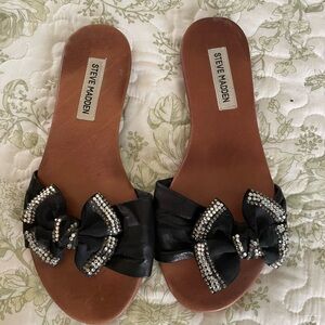 Steve Madden size 8 sandals / flip flops with black bow